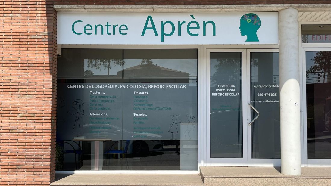 Imagen de fachada con puertas acristaladas y logotipo en parte superior